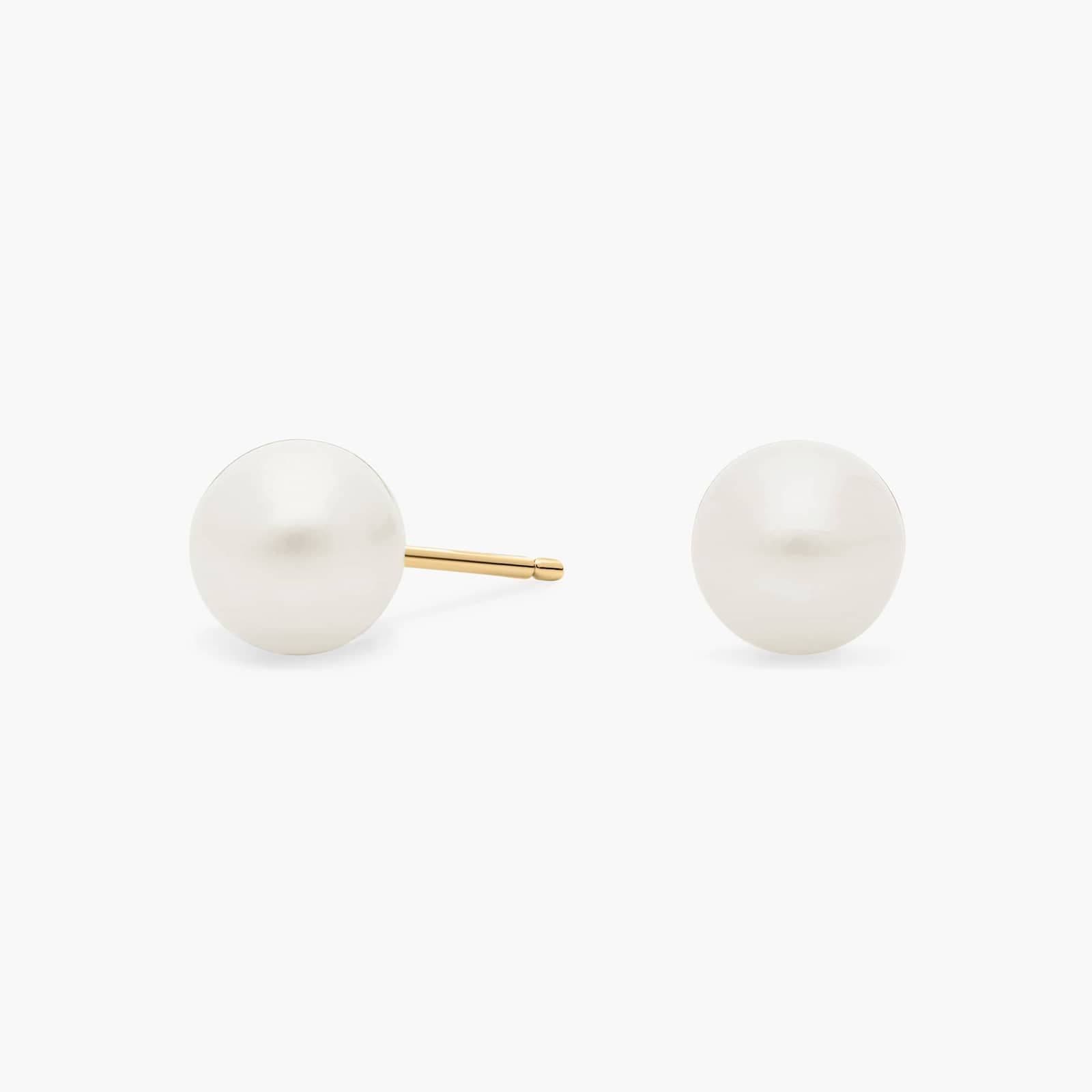 Freshwater cultured pearl stud earrings, 6 mm, in 14K yellow gold